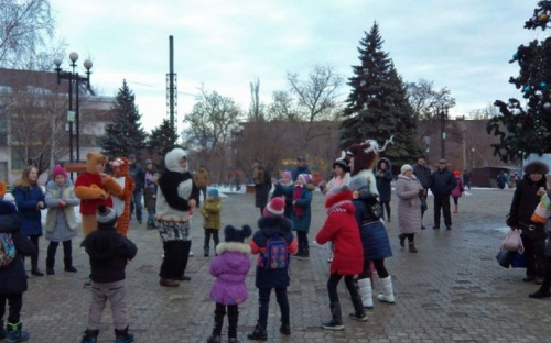 В Мариуполе закрылась одна из новогодних елок