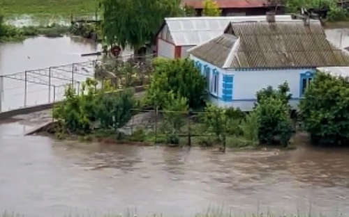 В Мариупольском районе прорвало плотину. Затоплено село