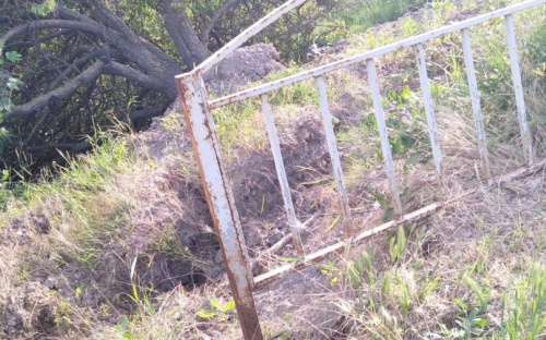 В Мариуполе тротуар сползает в обрыв