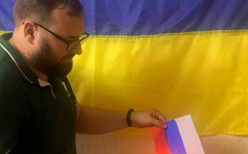 «Сгорела москва, сгорит и россия»: депутат мариупольского горсовета сжег триколор в прямом эфире