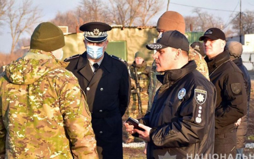 Зачем глава Нацполиции Украины посетил блокпосты под Мариуполем