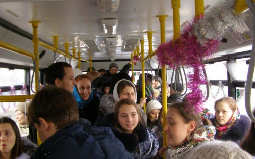 В двух Рождественских троллейбусах Мариуполя споют колядки (ФОТО)