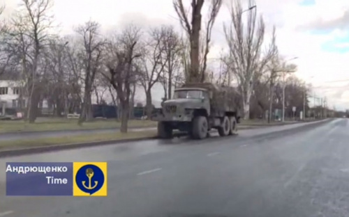 Колона нової техніки проїхала через Маріуполь у бік фронту: де окупанти планують наступ