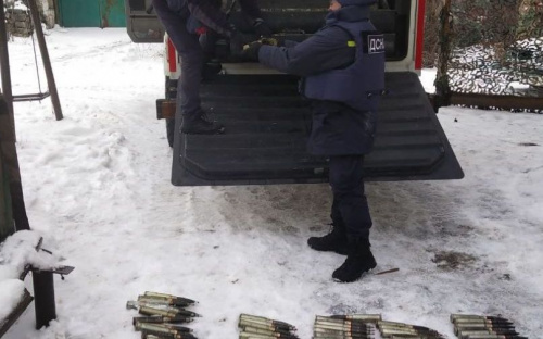Под Мариуполем возле жилого дома нашли сотни артснарядов