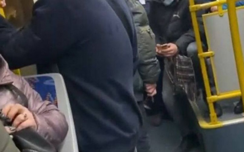 В мариупольском автобусе мужчина угрожал ножом кондуктору и пассажирам