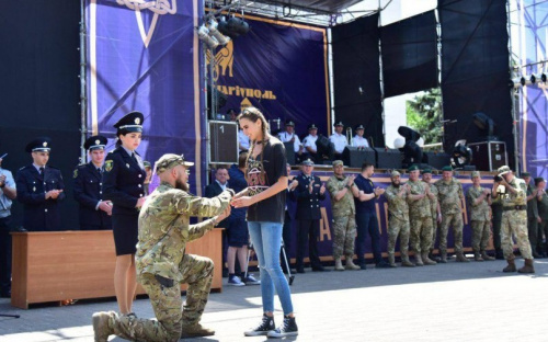 Боец «Азова» во время награждения в Мариуполе сделал предложение своей девушке (ФОТОФАКТ)