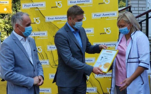 Фонд Рината Ахметова передал пять аппаратов ИВЛ медикам Павлограда