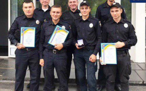 Патрульные поделились впечатлениями о поимке мариупольского стрелка и получили награды (ФОТО)