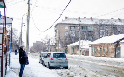В центре Мариуполя ищут владельца провисшего кабеля (ФОТО)