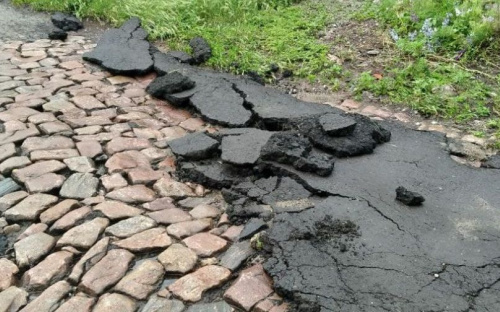 Затопленный подъезд и смытый асфальт: последствия непогоды в Мариуполе