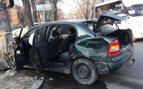 В центре Мариуполя автомобиль «влетел» в столб: есть пострадавшие (ФОТО)