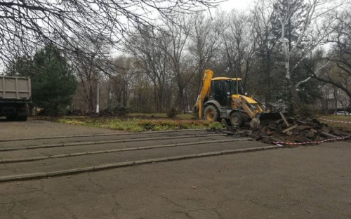 За мариупольским памятником разрыли асфальт
