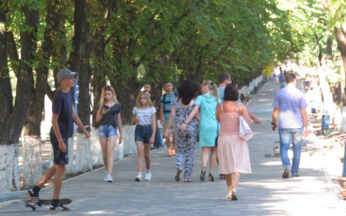 Популярную пешеходную зону Мариуполя украсил белый мрамор и новая плитка (ФОТОФАКТ)