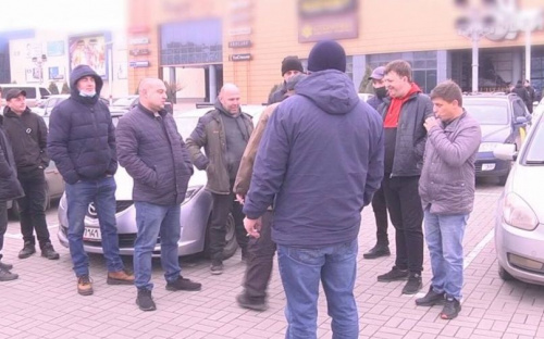 Мариупольские таксисты протестуют против низких тарифов на поездки