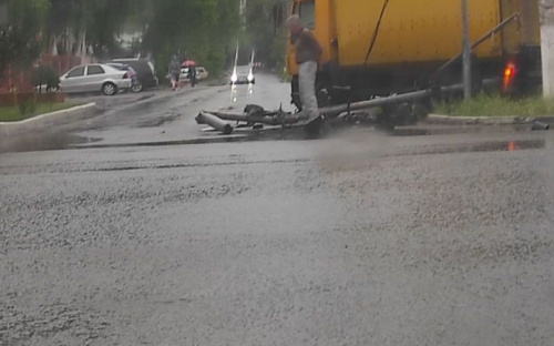 В Мариуполе грузовик влетел в дерево