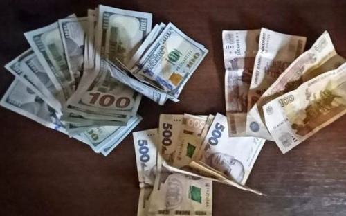 На КПВВ под Мариуполем мужчина за взятку пытался провезти крупную сумму денег