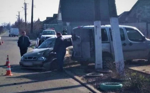 На Ровной улице Мариуполя не разминулись автомобили, есть пострадавшие