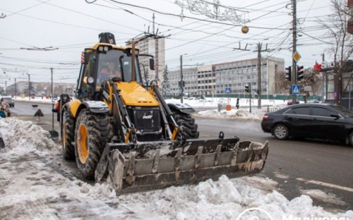 В Мариуполе продолжается круглосуточная уборка снега