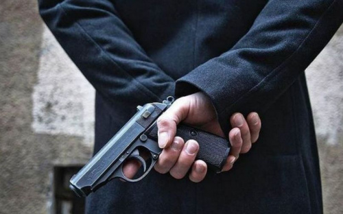 На улице в Мариуполе в мужчину стреляли, а женщина едва не замерзла