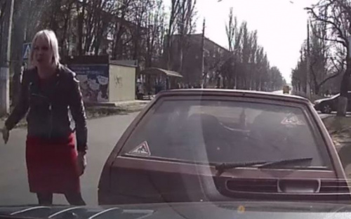 В Мариуполе ищут водителя, сбежавшую с места ДТП (ВИДЕО)