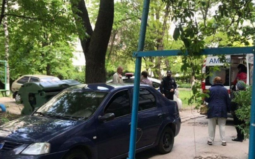 Во дворе Мариуполя автомобиль сбил 78-летнюю женщину: пострадавшая в больнице (ФОТО 18+)