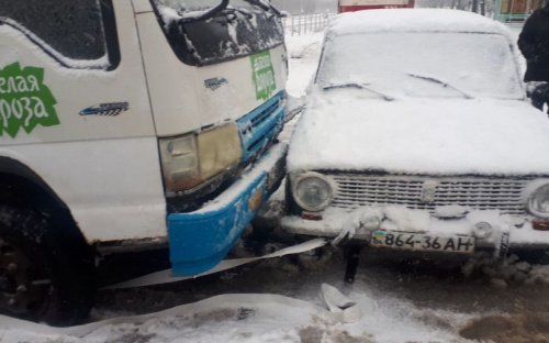В Мариуполе парализовано движение трамваев: столкнулись два автомобиля (ФОТО)