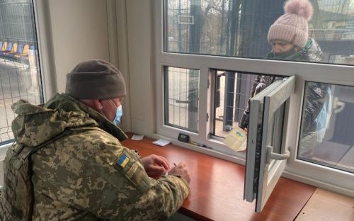 На Донбассе боевики блокируют пять из семи КПВВ. Какие дорожные коридоры работают?