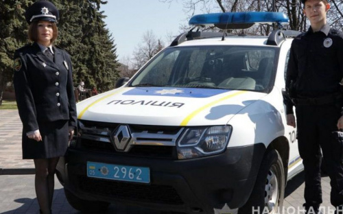 Для борьбы с домашним и гендерным насилием мариупольским полицейским подарили кроссовер