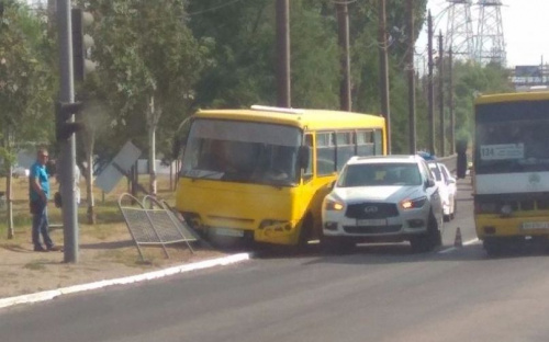 В Мариуполе маршрутка столкнулась с 