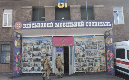 Литовские волонтеры подарили военному госпиталю в Мариуполе реанимобиль и кровати (ФОТО)
