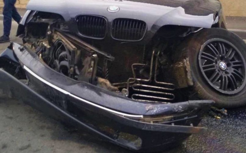 Водитель раскурочил автомобиль и отбойник в Мариуполе