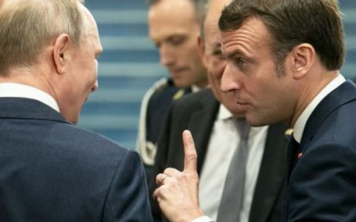 Макрон призвал Путина продолжить эвакуацию из 
