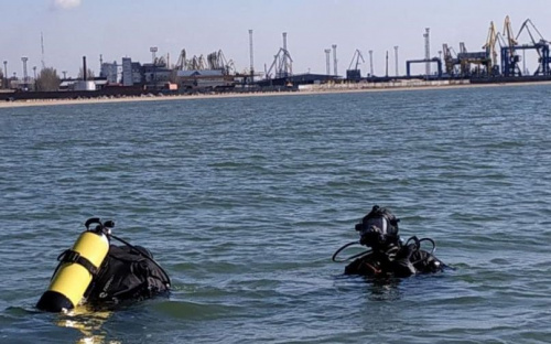 С морского дна у Мариуполя достали около 3 кубометров мусора. Какие предметы находят спасатели возле пляжей?