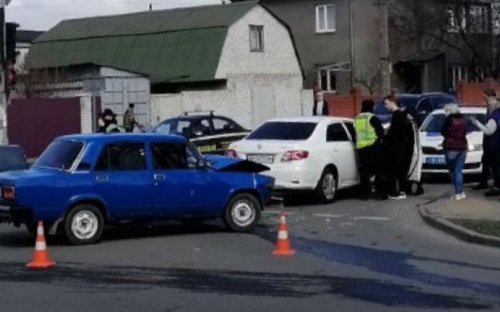 На мариупольском перекрестке столкнулись две легковушки