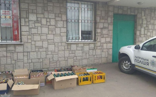 Патрульные «накрыли» незаконный магазин и созвали мариупольцев на конференцию (ФОТО)