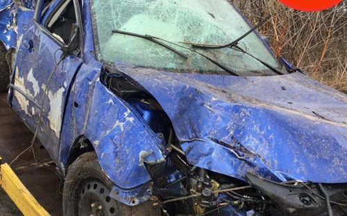 На трассе под Мариуполем вдребезги разбилась машина