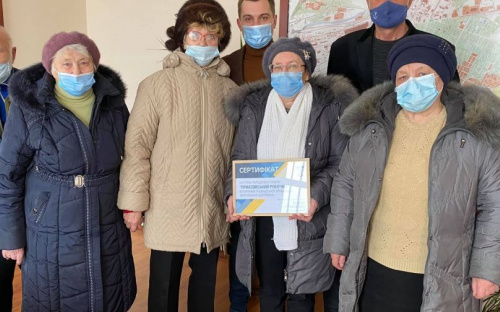 Подарок к Новому году: ветераны и переселенцы получили годовую подписку на старшейшее издание Мариуполя
