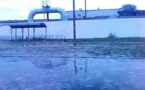 В Мариуполе прорвало трубопровод – трамвайные пути в воде (ФОТО+ВИДЕО)