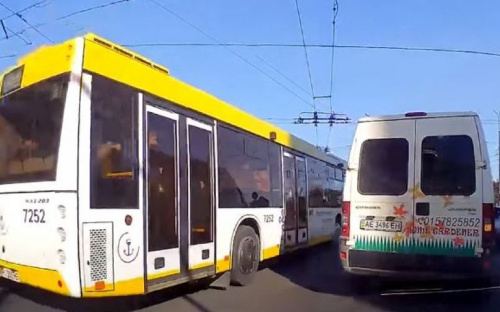 Автолюбитель помог привлечь водителя мариупольского автобуса к ответственности за нарушение
