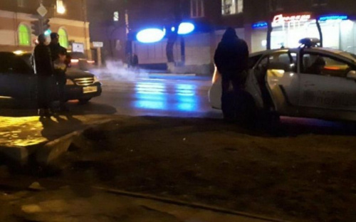 В центре Мариуполя легковушка сбила девушку (ФОТО)