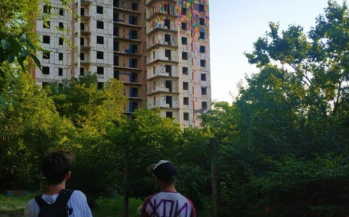 Яркое прощание с Мариуполем. Уличные художники преображают «пизанскую башню» (ВИДЕО)