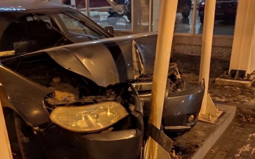 В Мариуполе иномарка врезалась во флагшток