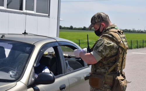 На КПВВ Донетчины «волонтеры» навязывают установку приложения для самоизоляции