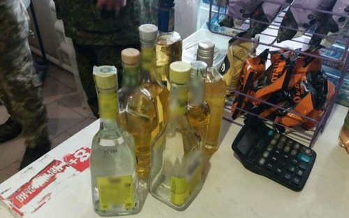 В мариупольском магазине незаконно торговали самогоном на разлив (ФОТО)