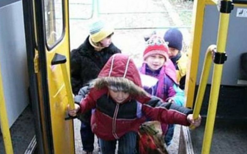 Мариупольцы требуют: школьники должны ездить в городском транспорте бесплатно