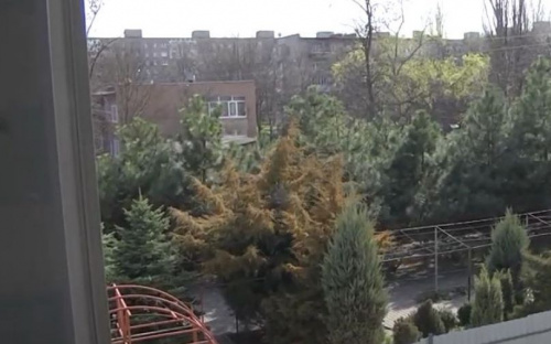 Дом с видом на забор: члены мариупольского ОСМД лишились доступа к зеленой зоне на придомовой территории