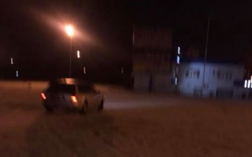 На парковке супермаркета в Мариуполе устроили гонки дрифтеров (ВИДЕО)