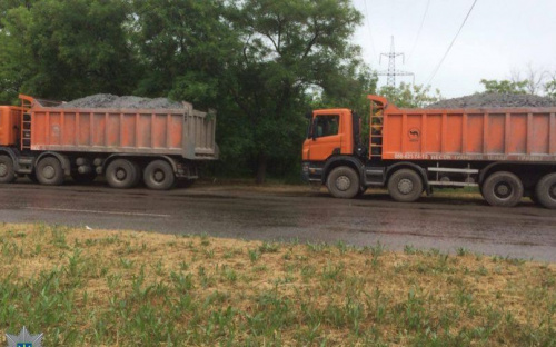 В Мариуполе копы оштрафовали водителей за перевозку грузов сверх нормы (ФОТО)