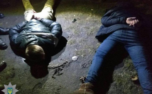 В центре Мариуполя трое парней напали с ножом на женщину (ФОТО)