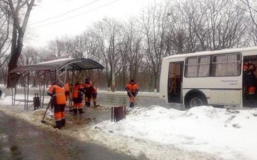 Мариупольские коммунальщики чистят от слякоти тротуары и готовятся к гололеду (ФОТО)